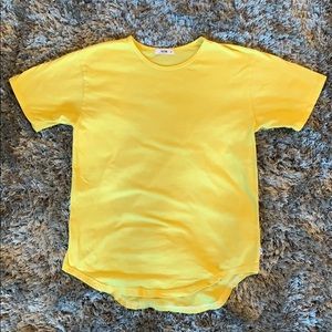 Yellow eptm. Scoop tee